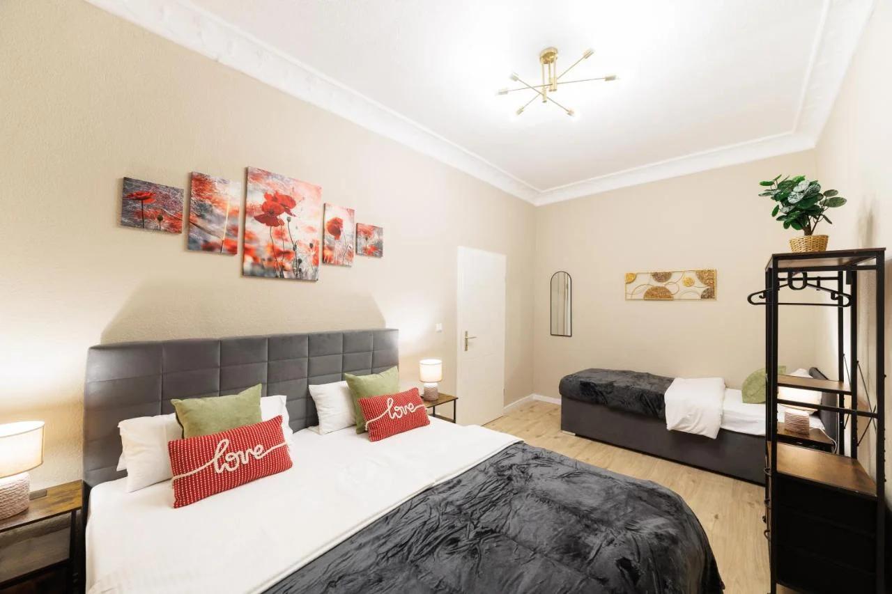 Deluxe Suites near Messe Berlin 8 Guests 2 Bathroom photo
