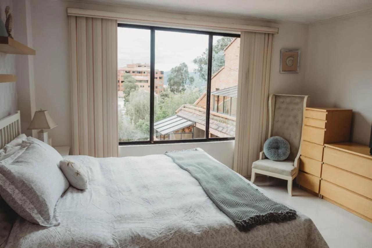 Top floor 3 bedroom apartment located 10min away from The Cathedral photo