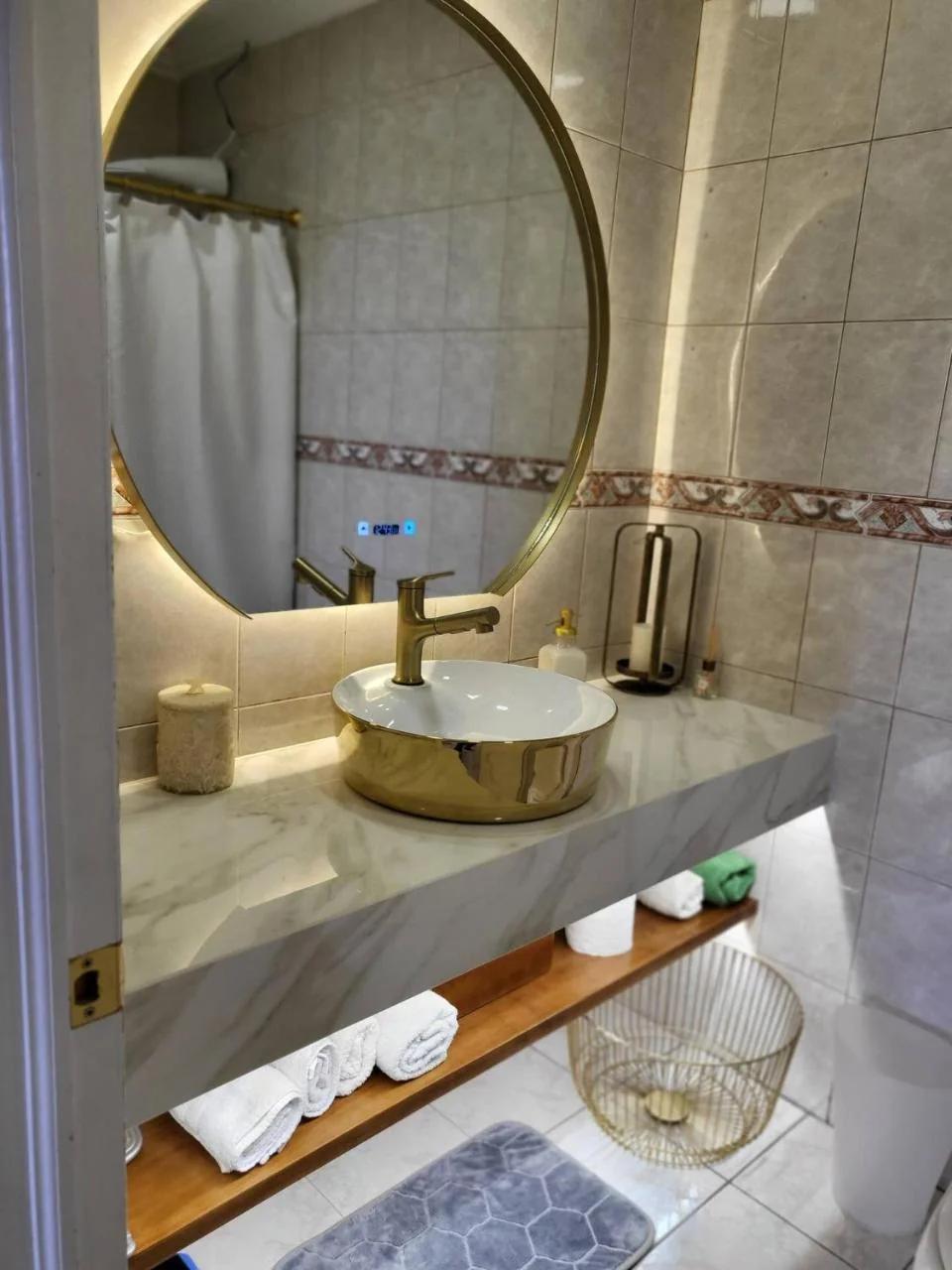 Top floor 3 bedroom apartment located 10min away from The Cathedral photo