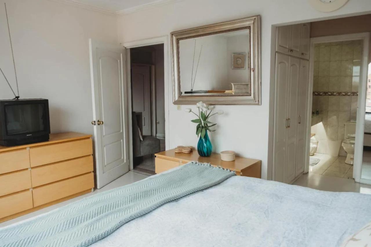 Top floor 3 bedroom apartment located 10min away from The Cathedral photo