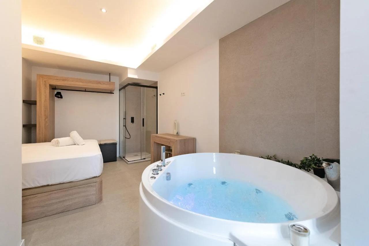 Málaga RIVERSIDE OASIS Apartment Jacuzzi - by N&N Luxe Properties photo