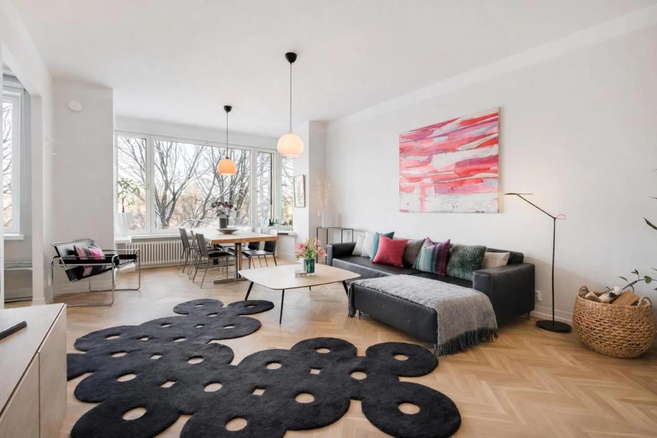 GuestFirst 100m2 Luxury Designer Gem w Sauna steps to Central Station