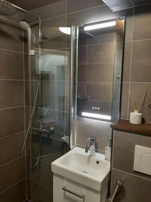 Kaski, three-room condo in a prime location, free parking photo