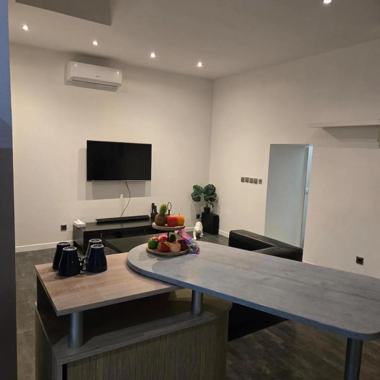 Beautiful 1-bedroom apartment of 70 m2 Chateaucreux photo