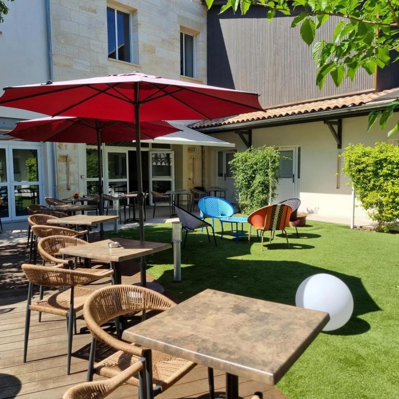 Bloom Hostel Bar & Garden