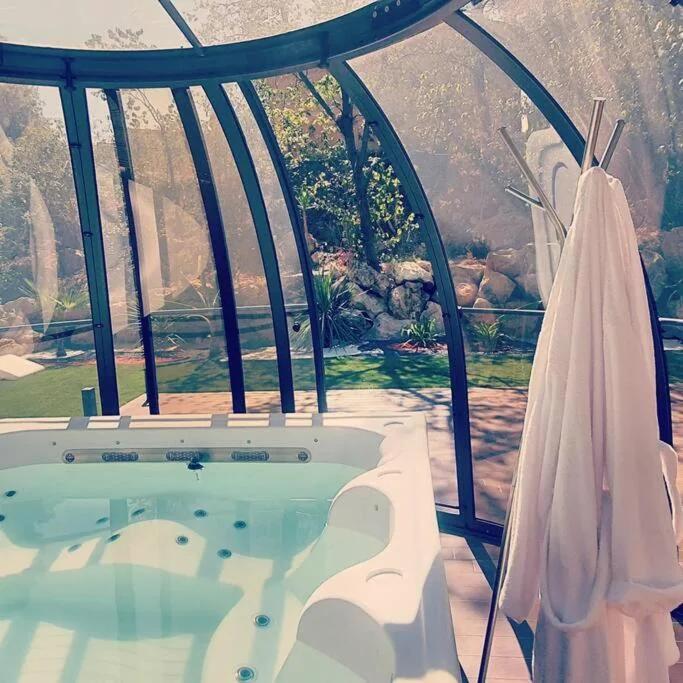 La Bonne Etoile Marseille ! Hébergement romantique ! Jacuzzi et Piscine chauffée foto