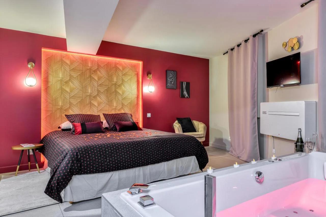 Les Gîtes de Laure - O Lit Divin, Instant de volupté, BALNEO SAUNA, Climatisation, 160m de la Cité Médiévale foto
