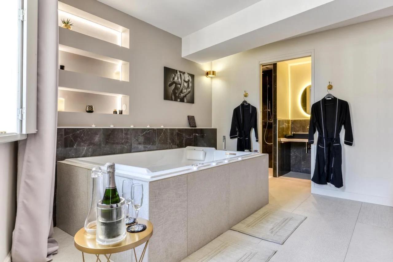 Les Gîtes de Laure - O Lit Divin, Instant de volupté, BALNEO SAUNA, Climatisation, 160m de la Cité Médiévale foto