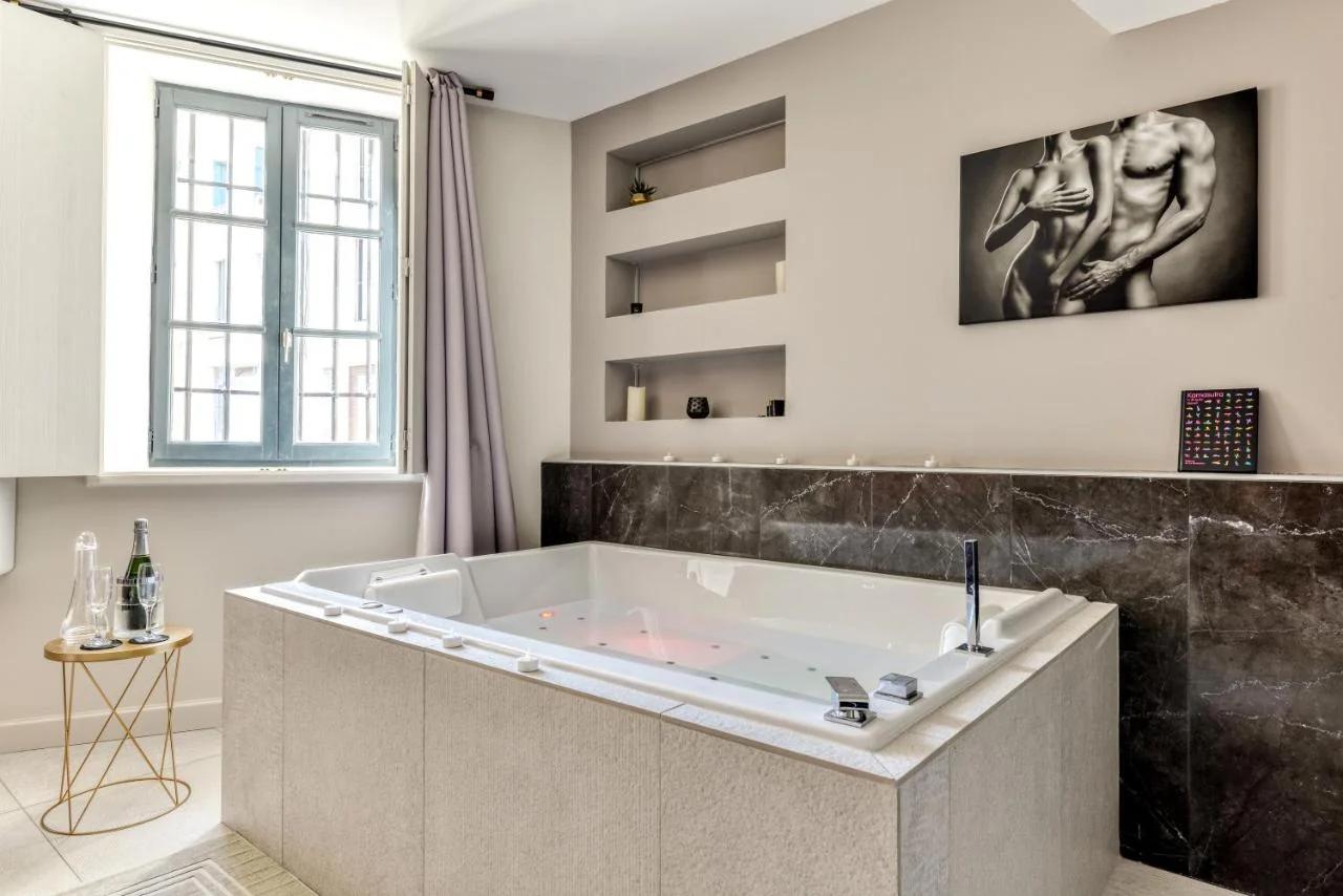 Les Gîtes de Laure - O Lit Divin, Instant de volupté, BALNEO SAUNA, Climatisation, 160m de la Cité Médiévale foto