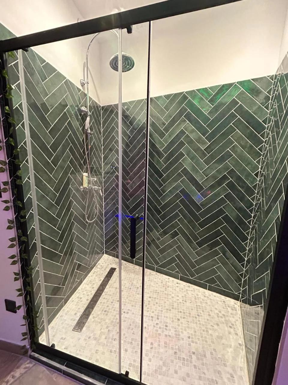 Love room - Jacuzzi - Netflix - Clim - 3min train station photo