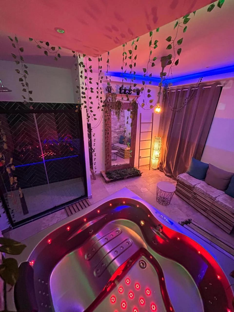 Love room - Jacuzzi - Netflix - Clim - 3min train station photo