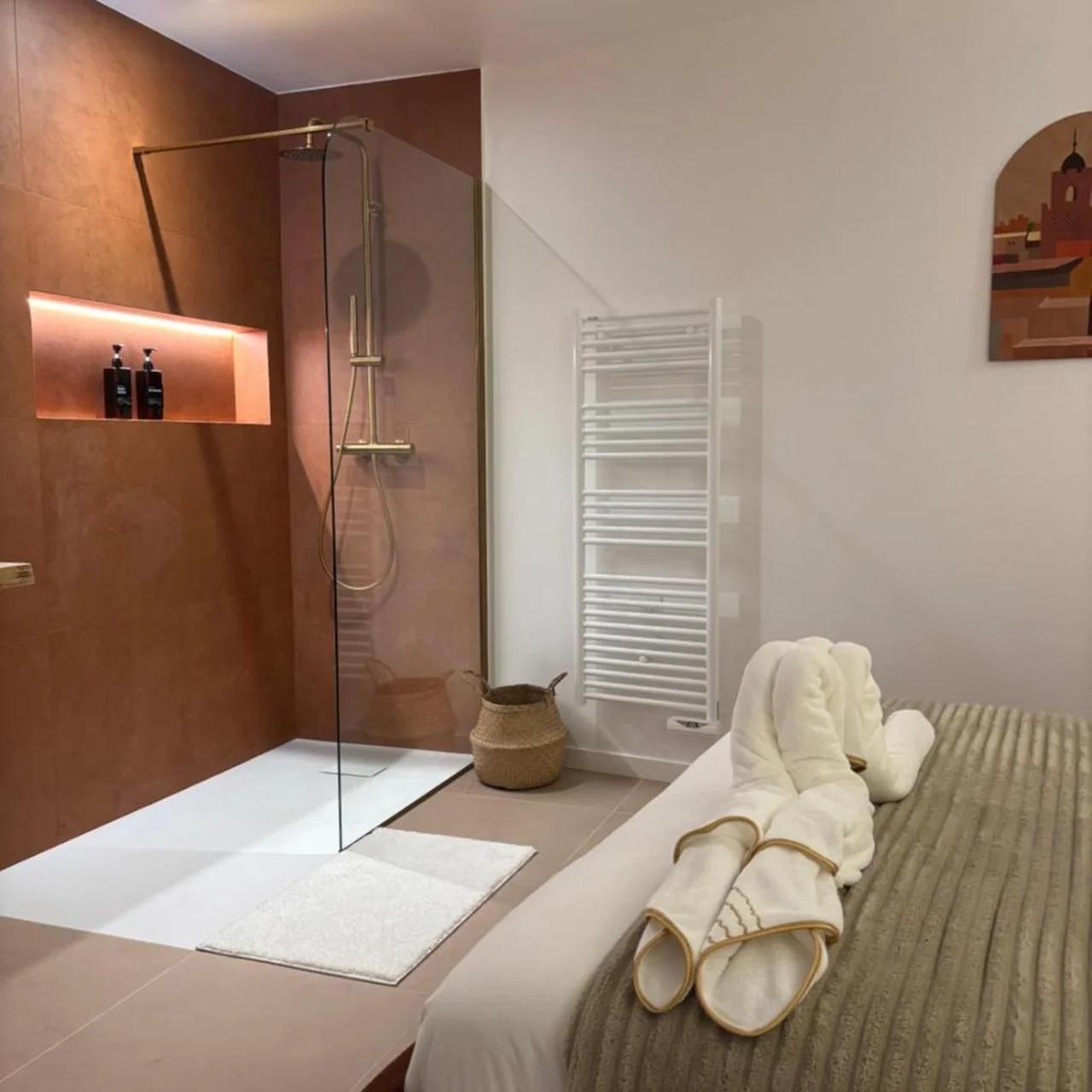 Suite orientale avec baignoire balnéo foto