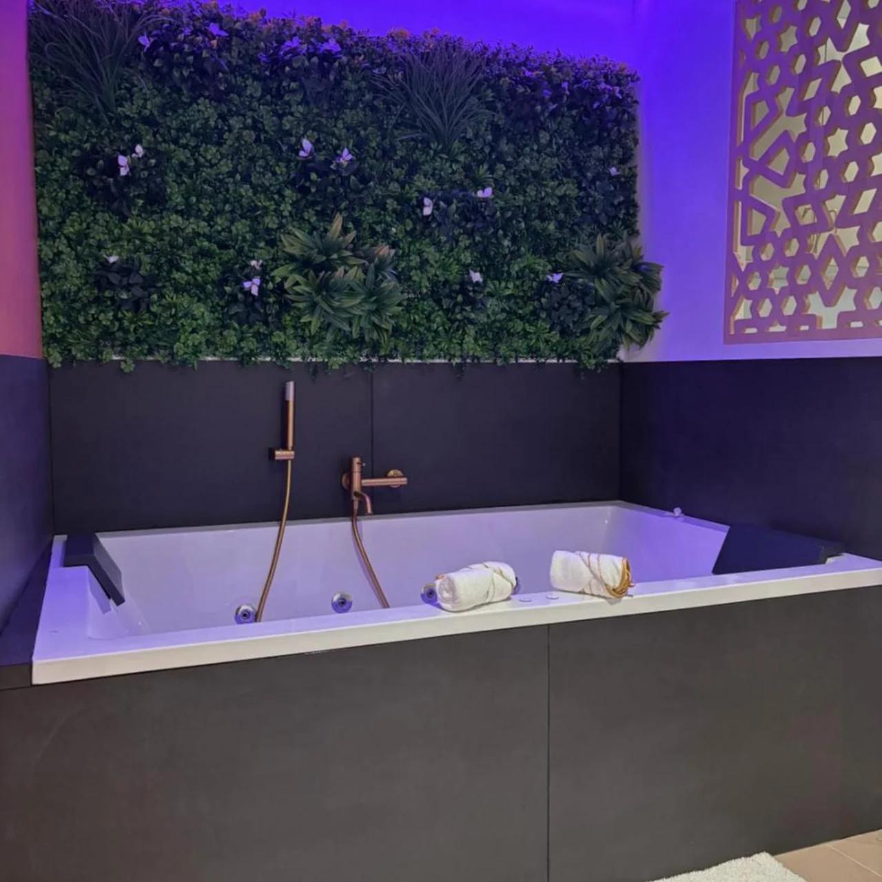 Suite orientale avec baignoire balnéo foto