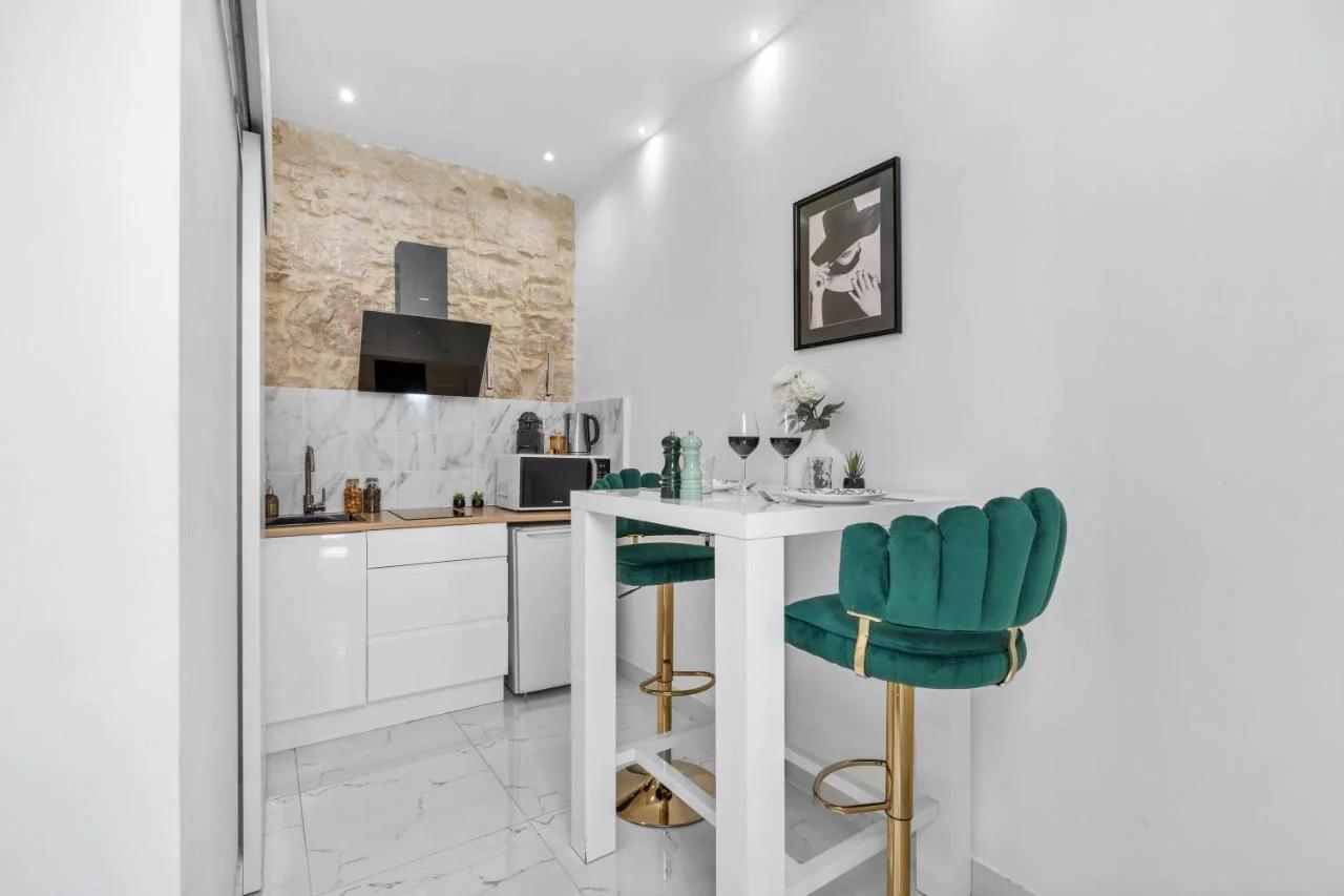 Terrace - City Center - Beach - Air conditioning - WiFi - Tram - Equipped Kitchen - Quiet