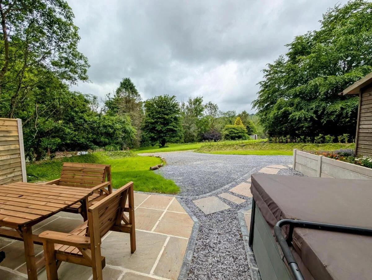 Beech Lodge - 3 Bedroom Chalet With Private Hot Tub photo