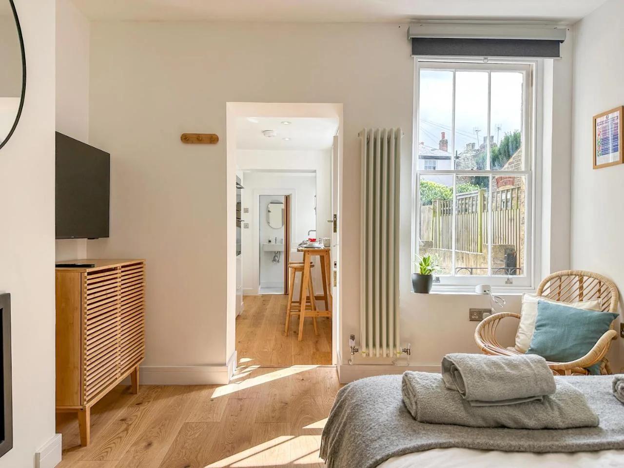 Camellia Studio - City Centre Luxury Apartment - Private Parking photo