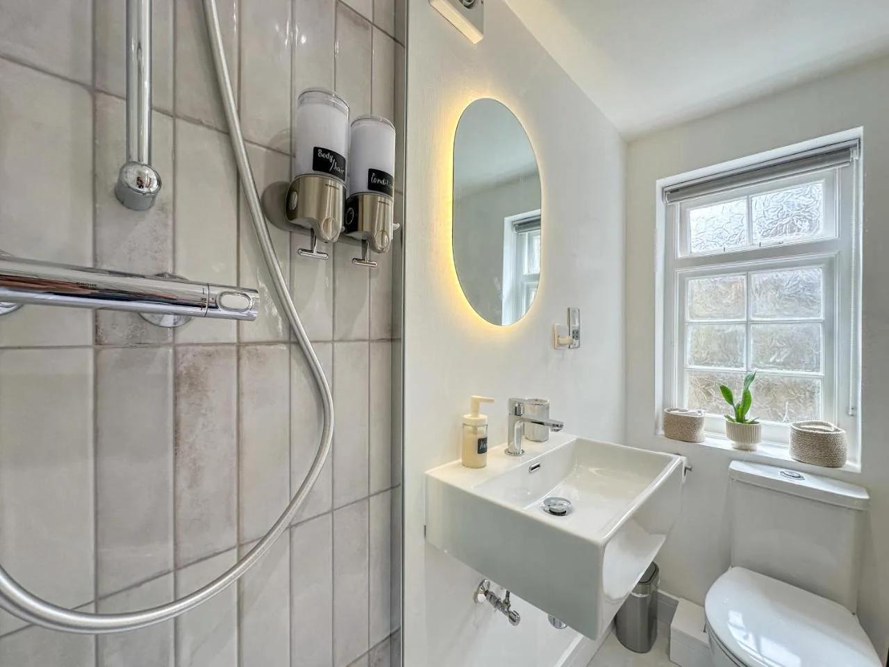 Camellia Studio - City Centre Luxury Apartment - Private Parking photo