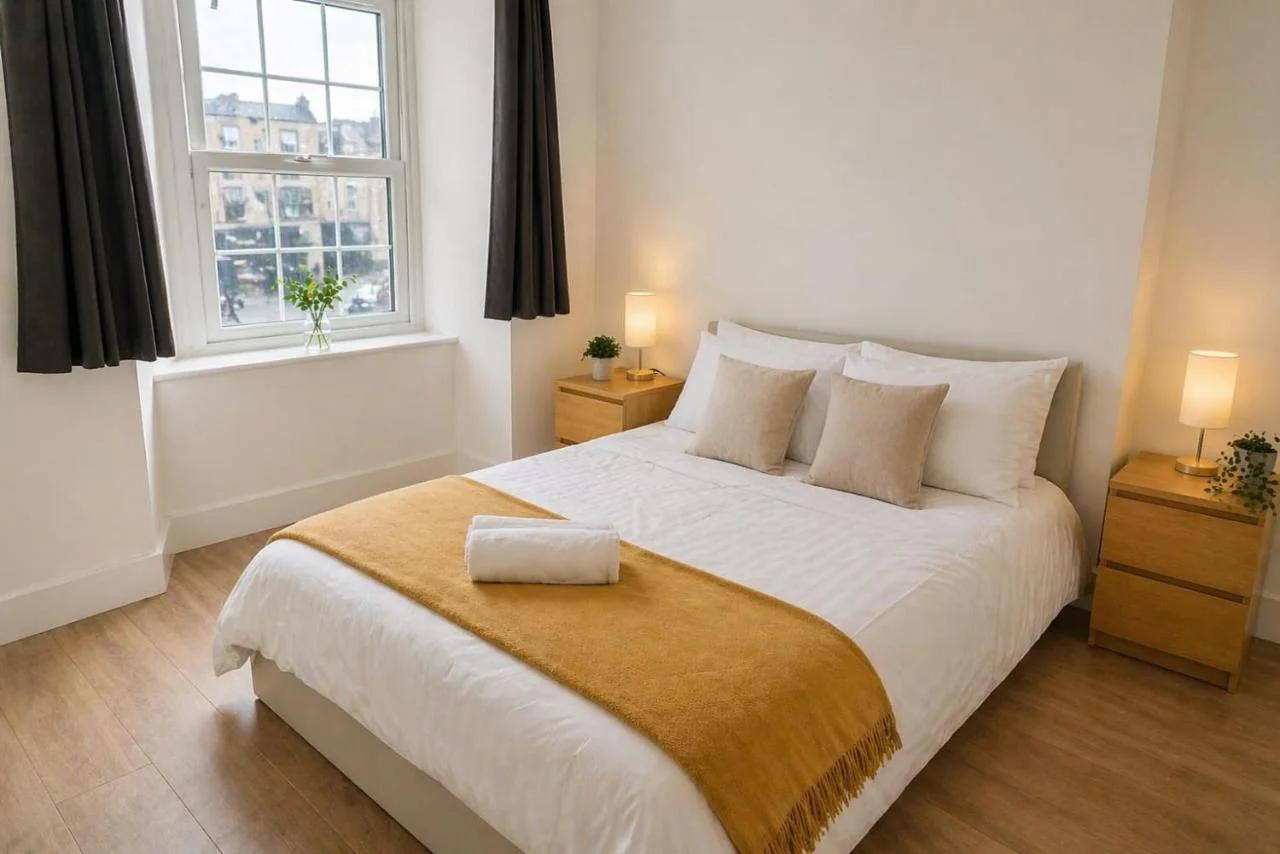 Central Modern Apartment -Sleeps 6 - Parking photo