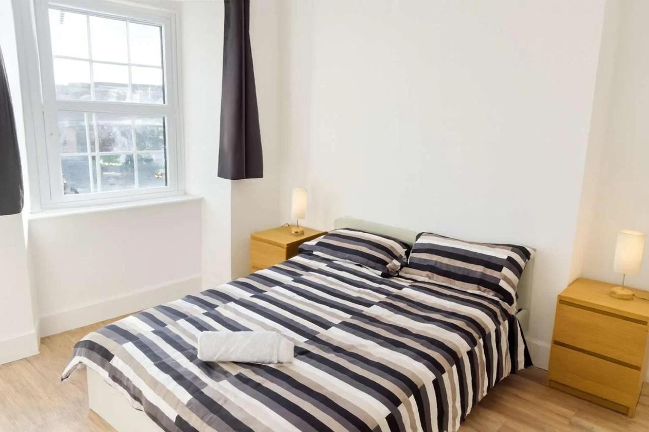 Central Modern Apartment -Sleeps 6 - Parking photo