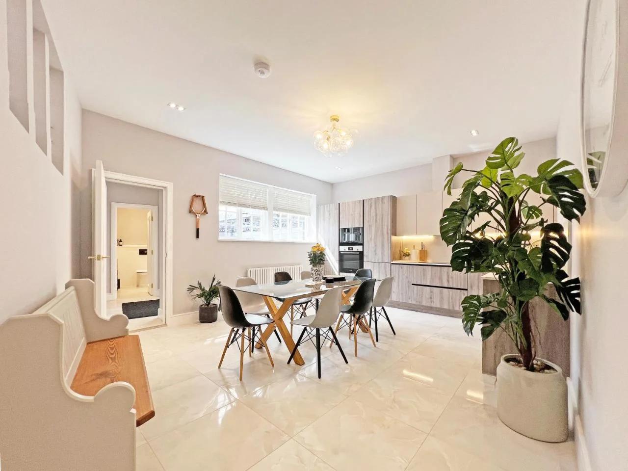 Incredible Luxury Windsor Long Walk 4 Bedroom Home With Free Driveway Parking photo