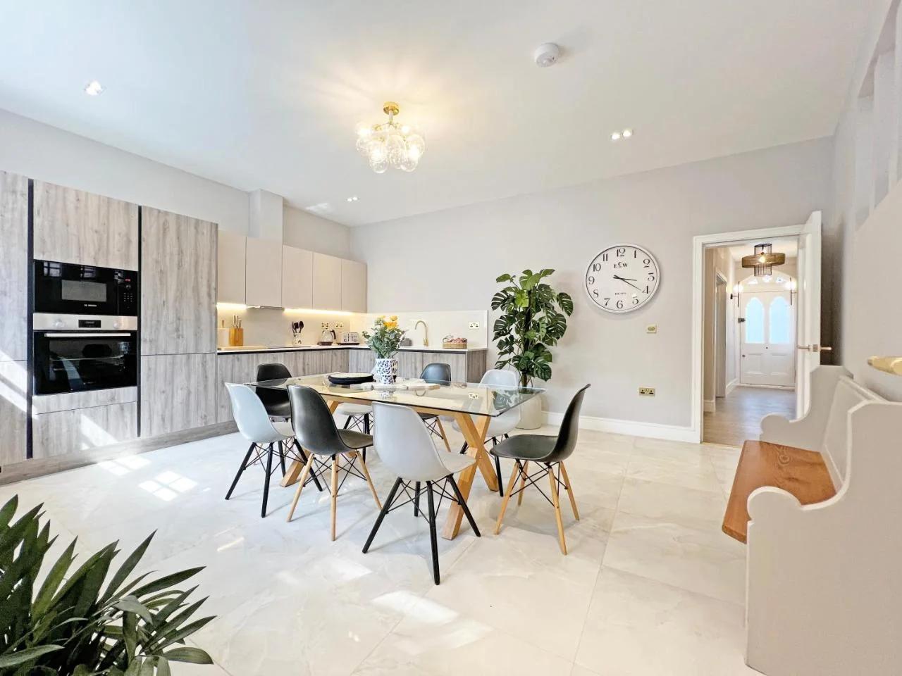 Incredible Luxury Windsor Long Walk 4 Bedroom Home With Free Driveway Parking photo