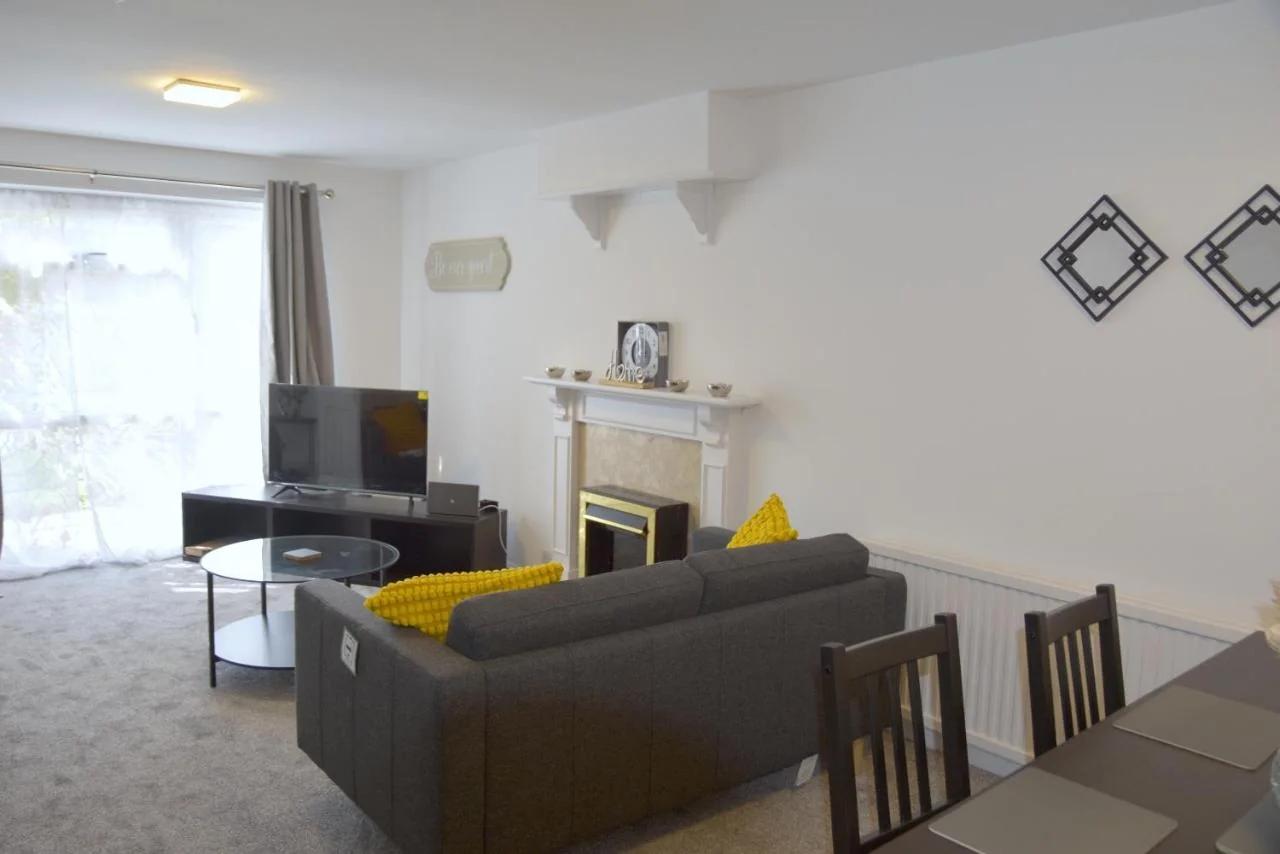 Lindrick Villa- 3BD Bunglow , Free parking- Long stays photo