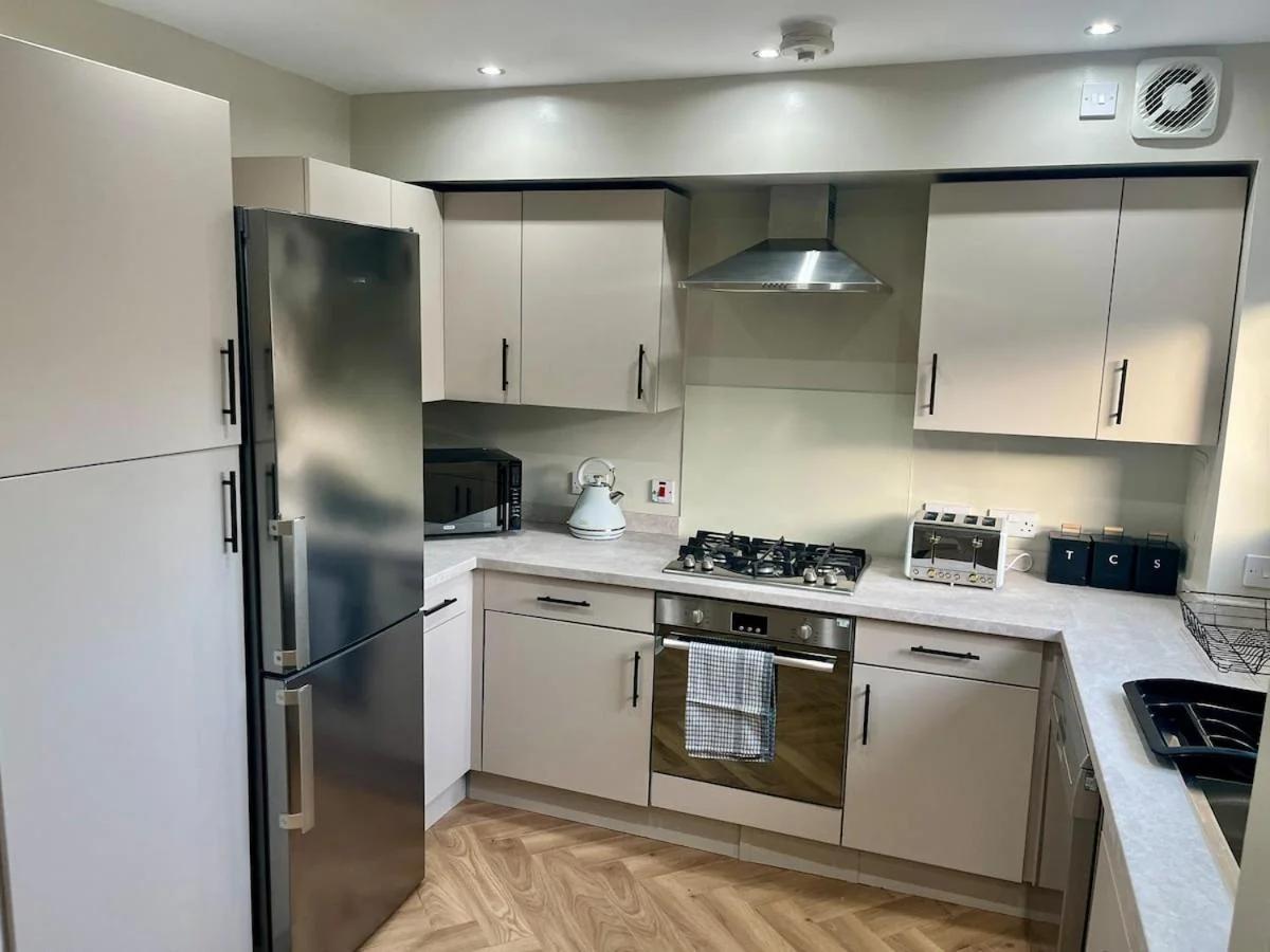 Luxury Spacious 4 Dbl BR House with Free Parking photo