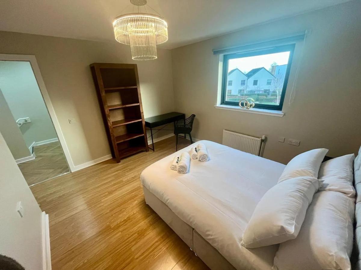 Luxury Spacious 4 Dbl BR House with Free Parking photo
