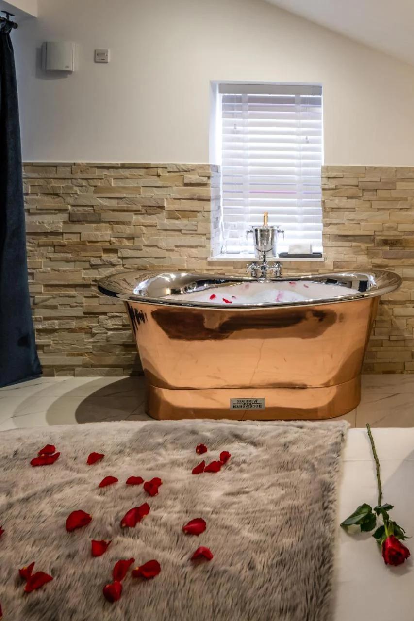 Pamper yourself in our DOUBLE SIZED copper tub -2 bedroom villa foto