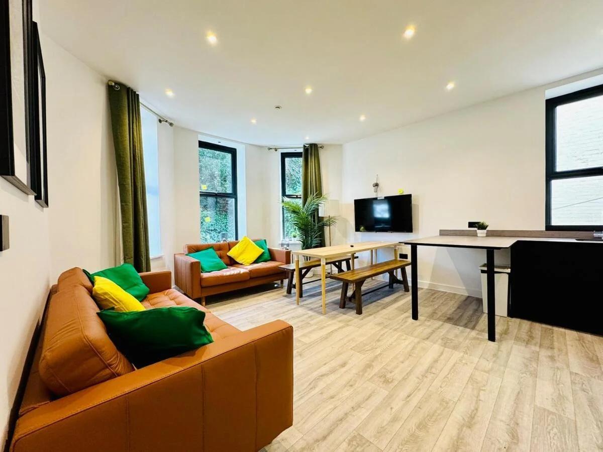 Premium 3-Bed Apt - Heart of Town - Walk to Beach photo