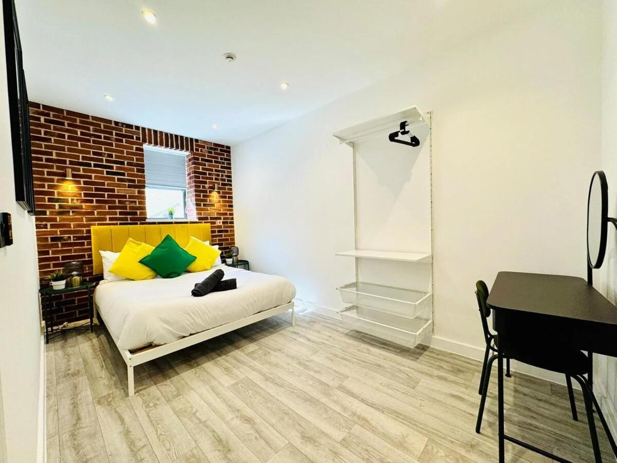 Premium 3-Bed Apt - Heart of Town - Walk to Beach photo