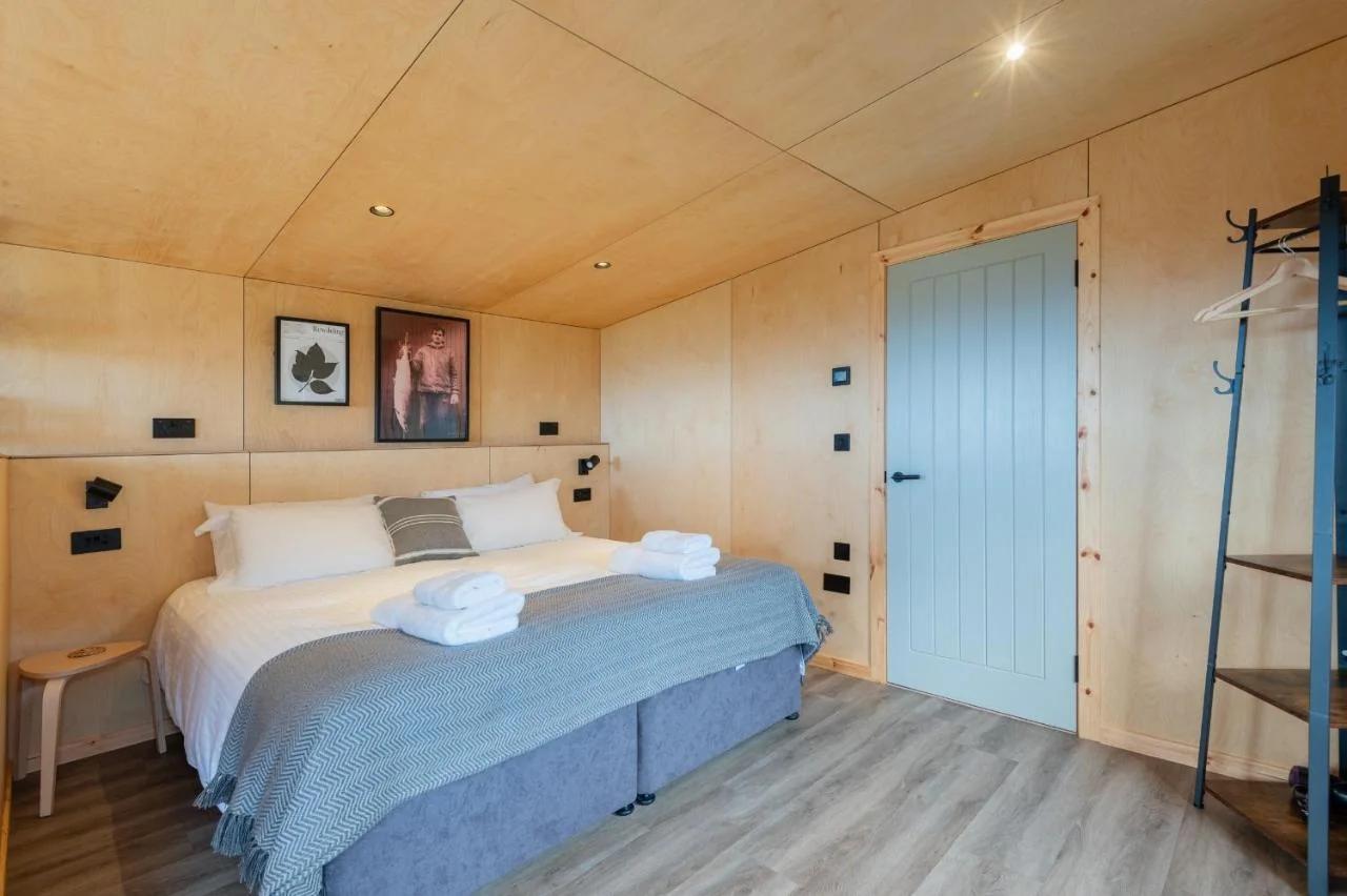 Rustic Cabins, sea views from rewilded farm with Highland Cows