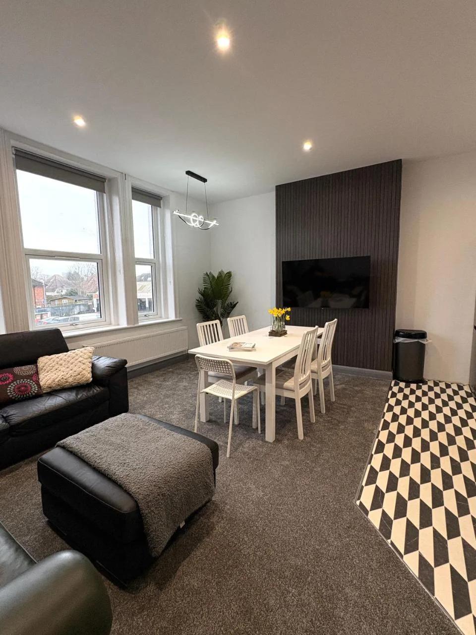 Spacious 4 Bed Duplex - sleeps 2, 4 or 6 - Near Beach and Town