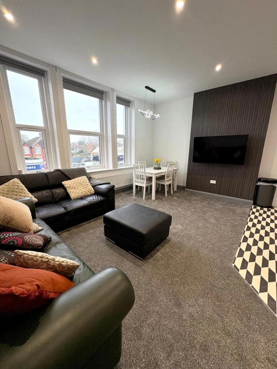 Spacious 4 Bed Retreat, 2 Bath, Sleeps 8 plus 2, Beach, Bars, Dinning, Shops, Golf, for Groups, Contractors or Families