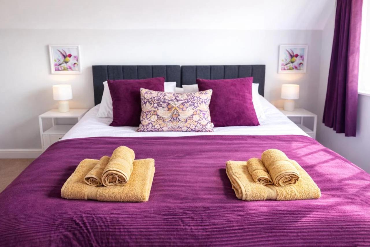 Spacious 5 Bedroom House, Sleeps 10, with Games Room, Gated Parking and Large Garden photo
