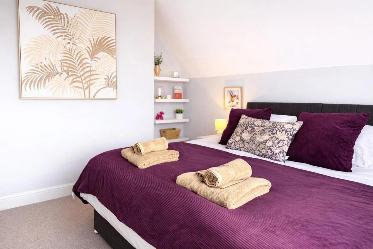 Spacious 5 Bedroom House, Sleeps 10, with Games Room, Gated Parking and Large Garden photo