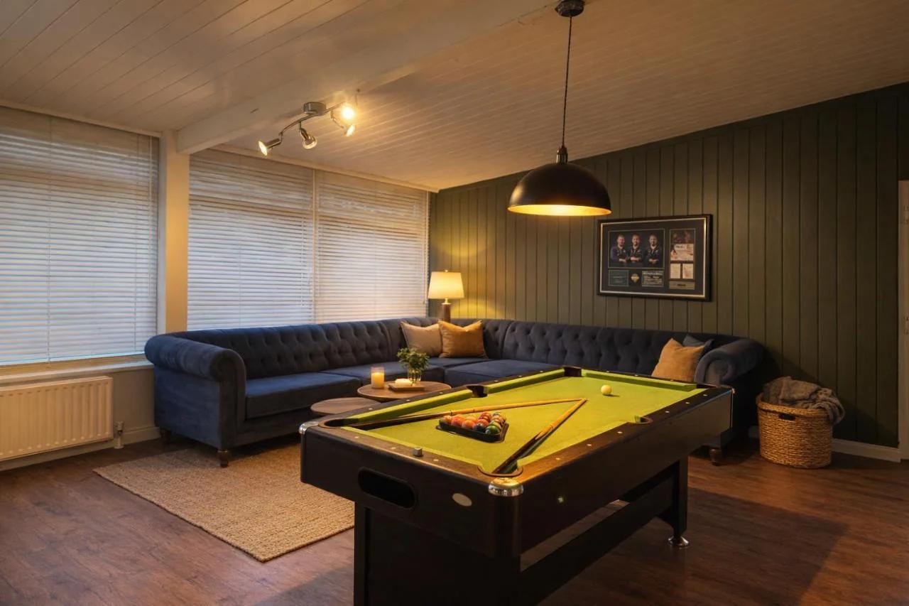 Spacious 5 Bedroom House, Sleeps 10, with Games Room, Gated Parking and Large Garden photo