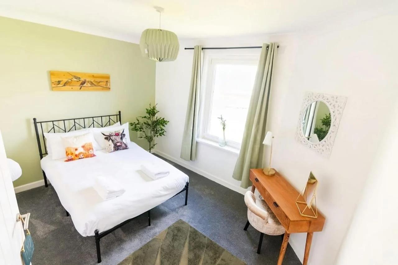 Stylish Apartment with Free Parking Near City and Bus Links