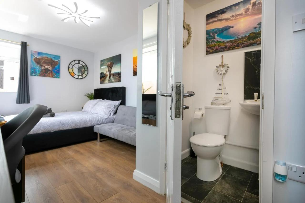 The Ashcroft - Stylish Luxury Studio near City Centre - Free Parking photo