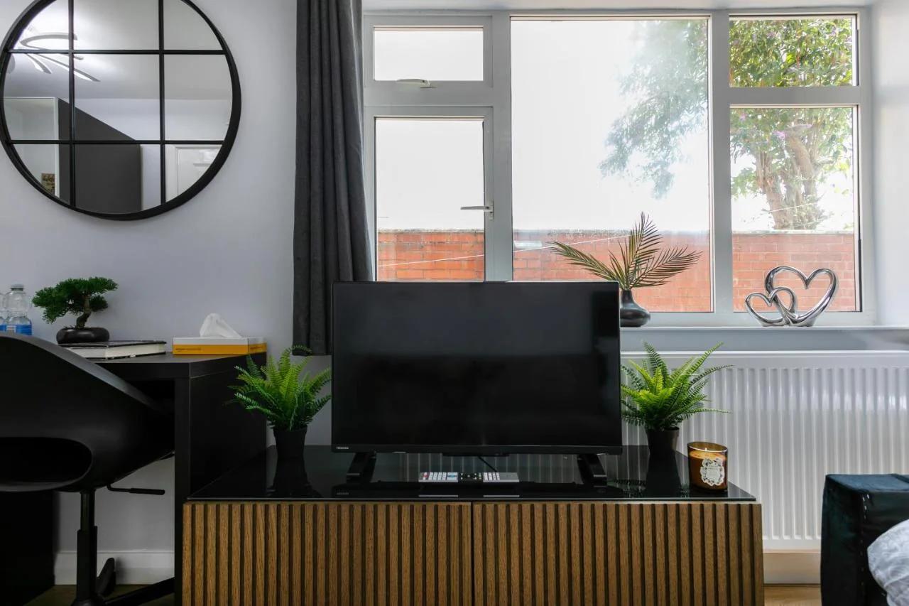 The Ashcroft - Stylish Luxury Studio near City Centre - Free Parking photo