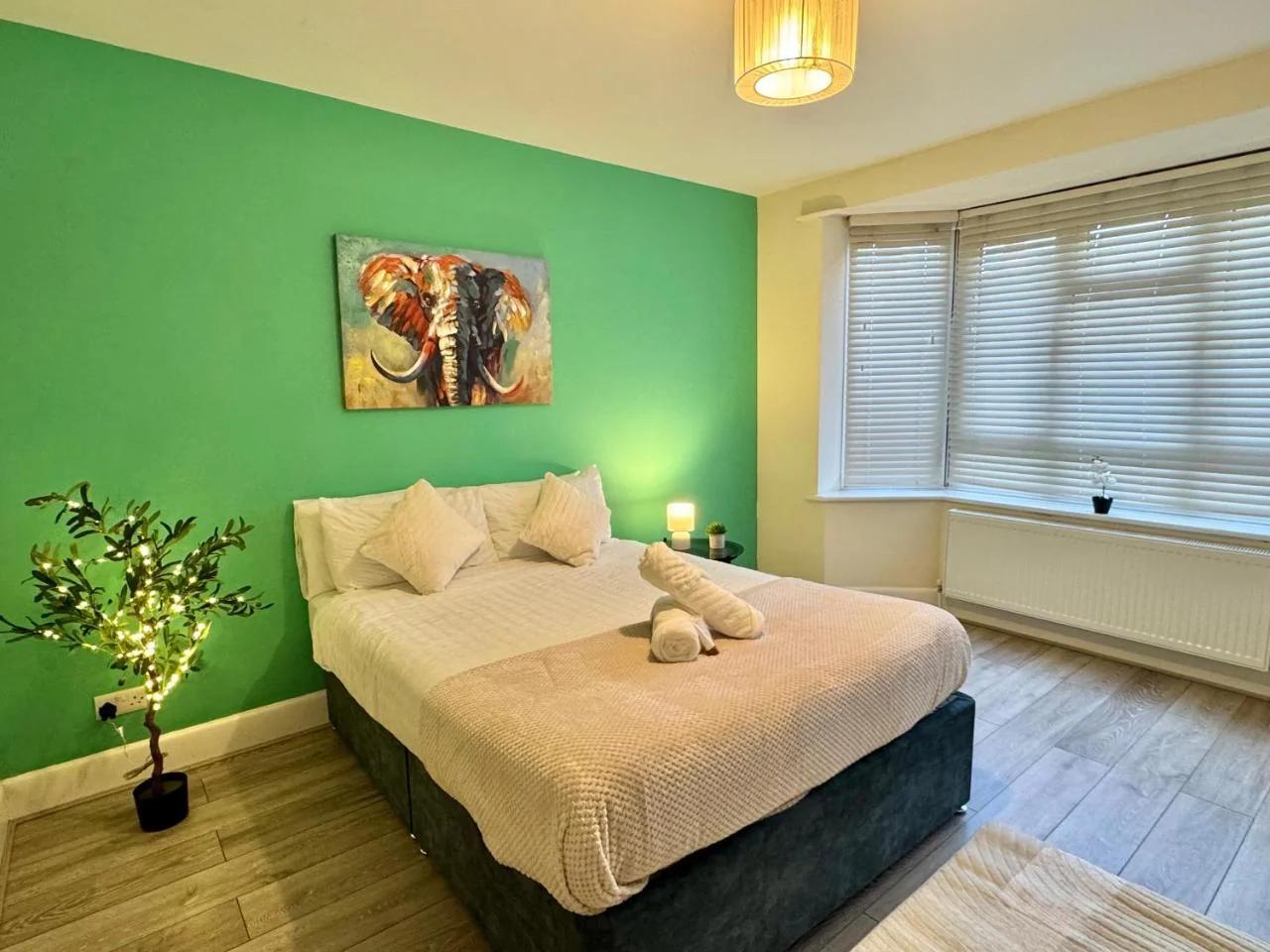 Three Bedroom Apartment with Garden and Parking - 2 Mins Walk to The Beach - Opposite BIC photo