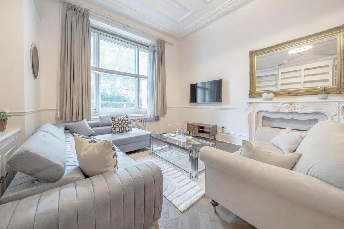Victorian Hyde Park Residence Spacious and bright