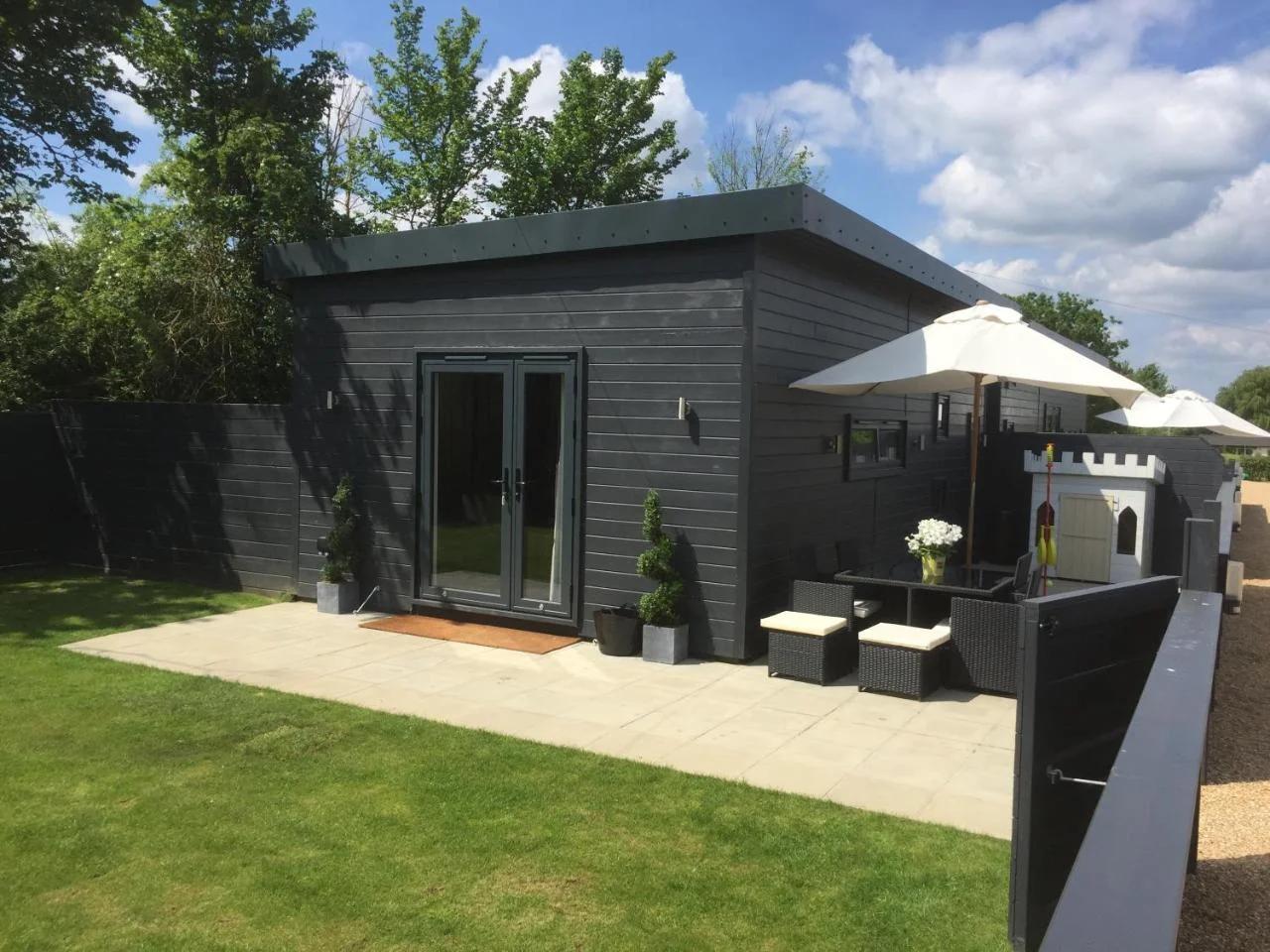 Willow Court Farm Studio West & Petting Farm, 8 mins to Legoland & Windsor, 15 mins to Lapland UK photo
