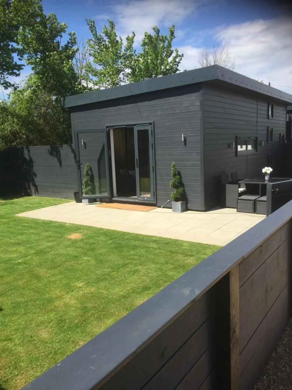 Willow Court Farm Studio West & Petting Farm, 8 mins to Legoland & Windsor, 15 mins to Lapland UK photo