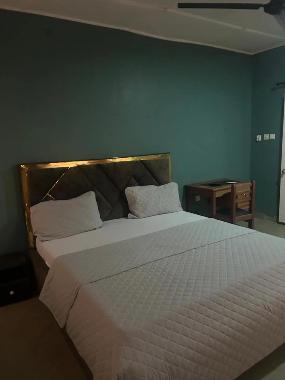 Macdel Guesthouse And Condos