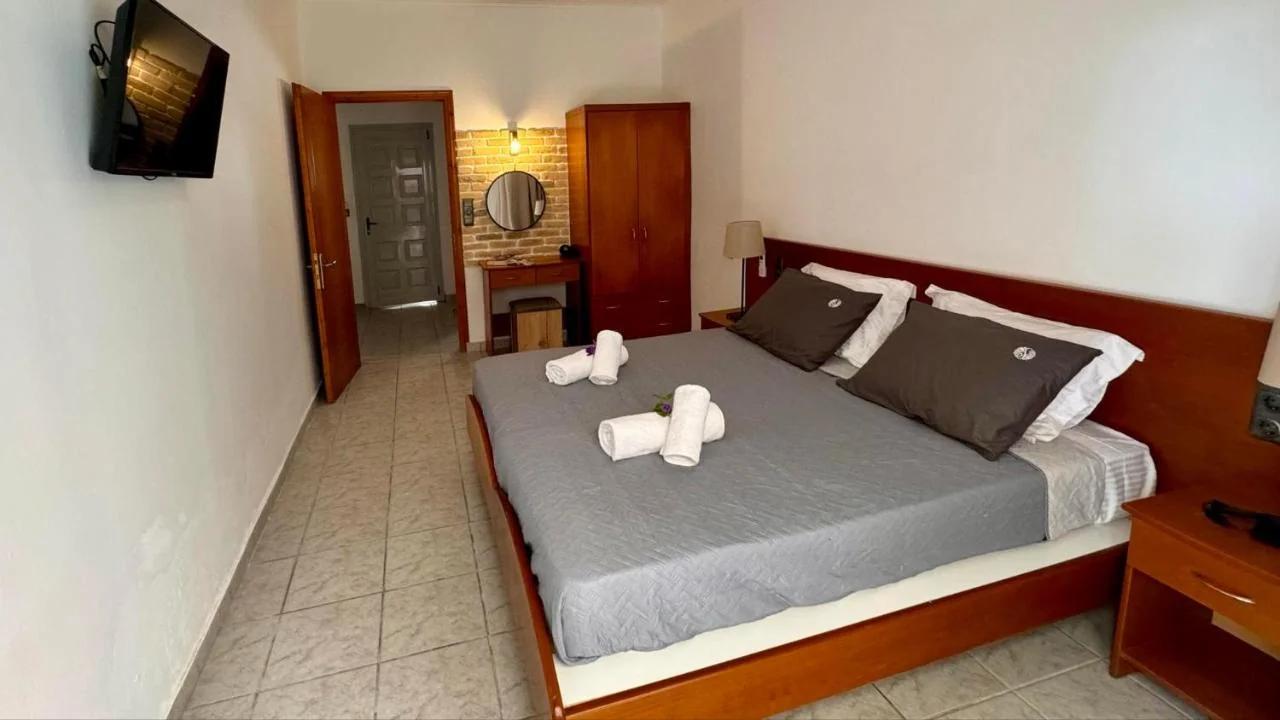 Summerscape Studios and Apartments photo