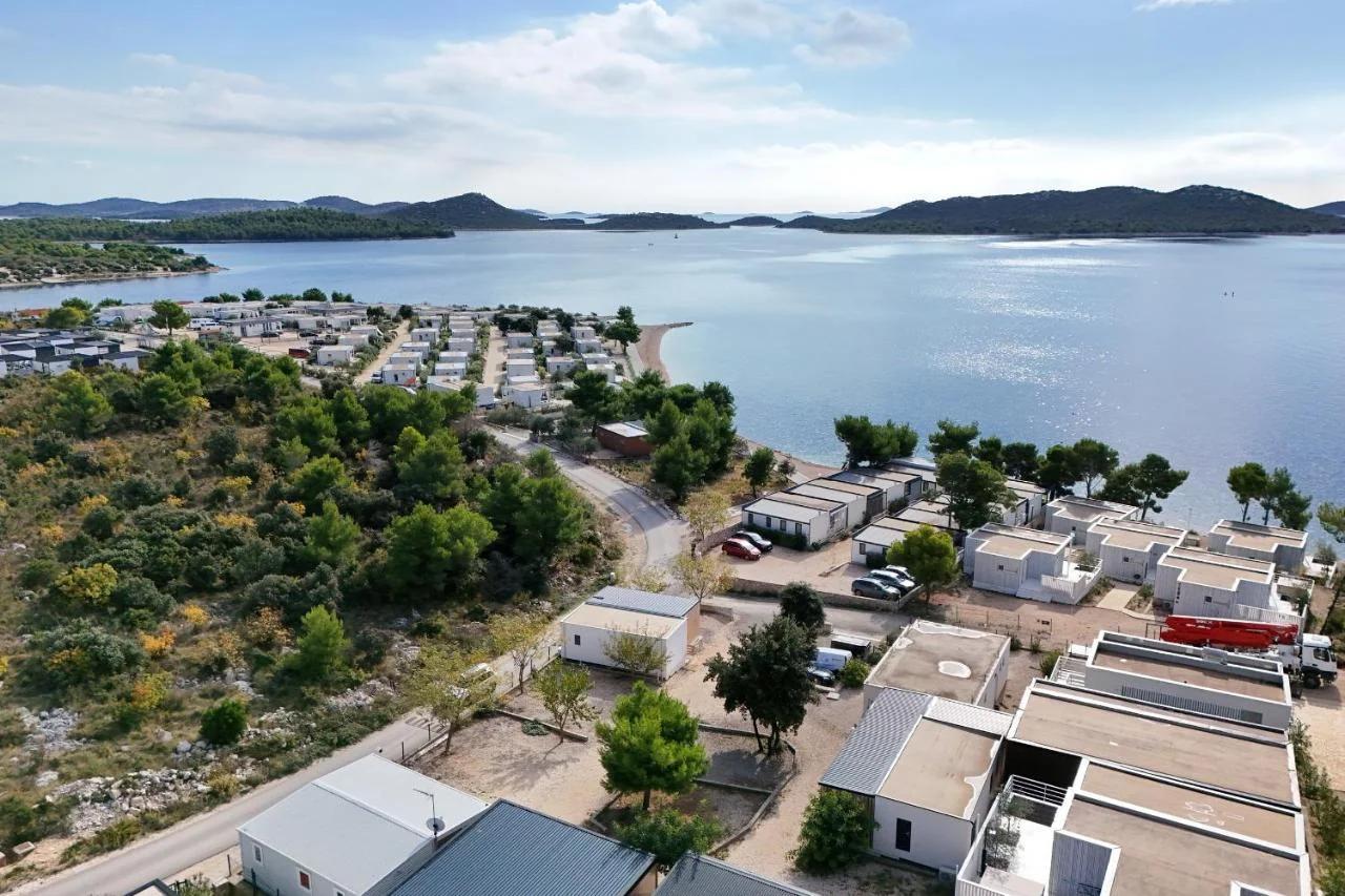 Ahoi House 7 Luxus Ferienhaus direkt am Meer mit Terrasse ideal für Familien photo