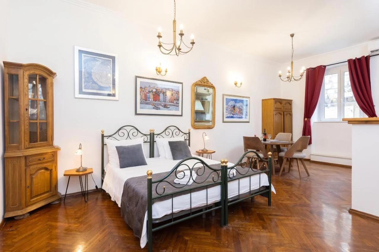 Amoret Apartments photo