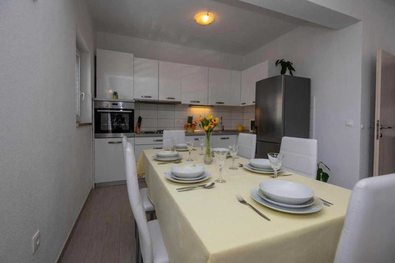 Apartment with big and free private parking photo