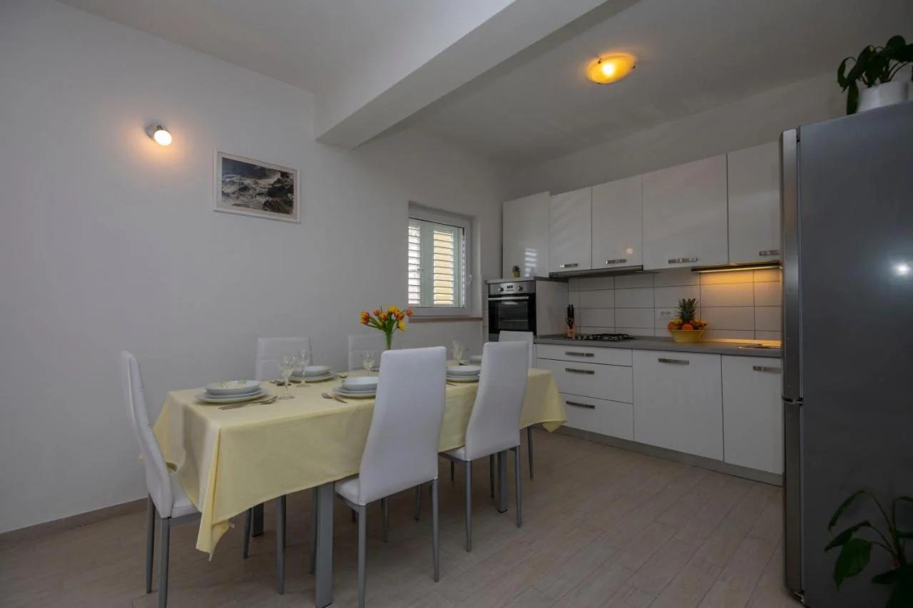Apartment with big and free private parking photo